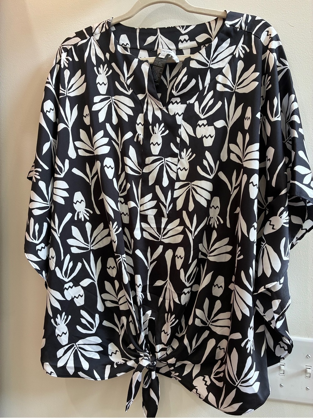 Chicos 3.5 XL or 2x black  & White Floral Tie-Hem Women's caftan dolman Top